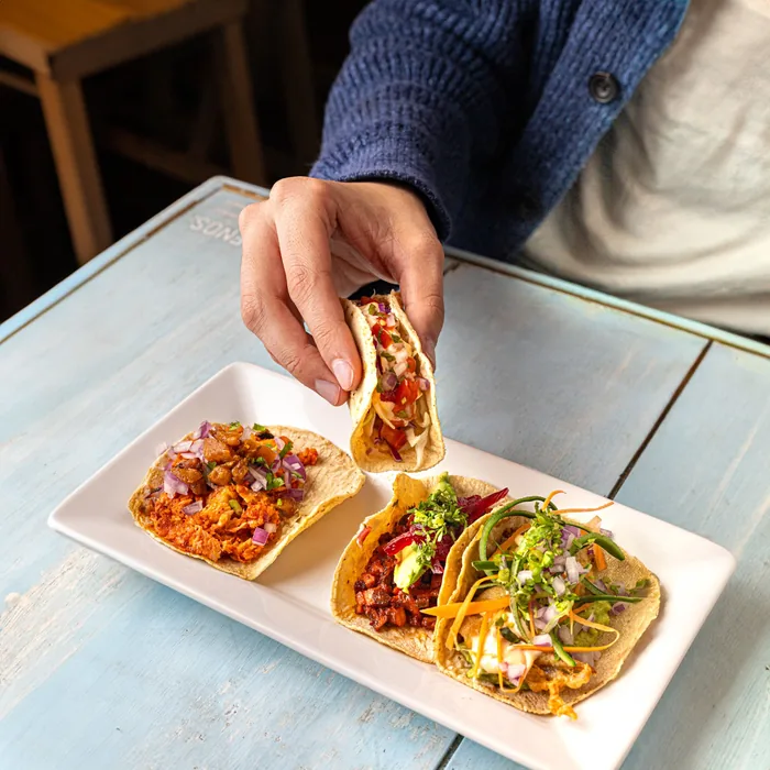 Orden de tacos servida en el plato, lista para llevar a la mesa