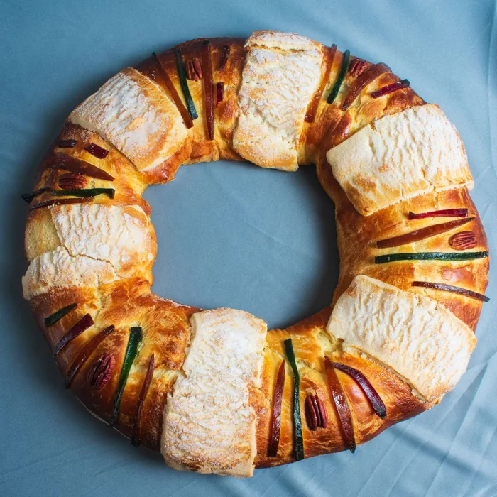 Rosca de reyes recién salida del horno, con su fruta cristalizada